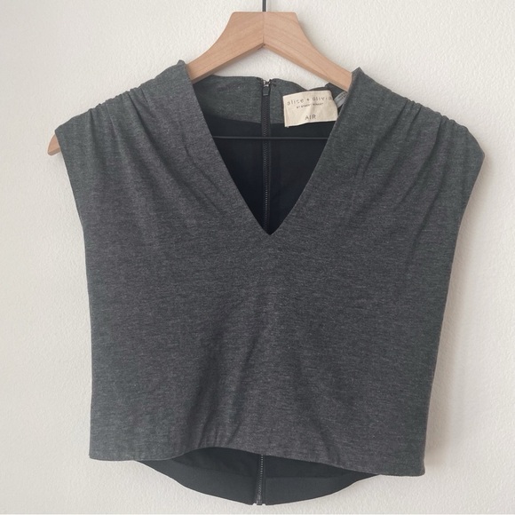 Alice and Olivia Air Kelis Cropped Top V-neck Sleeveless Gray Jersey Tank
Size 8 - Picture 9 of 14